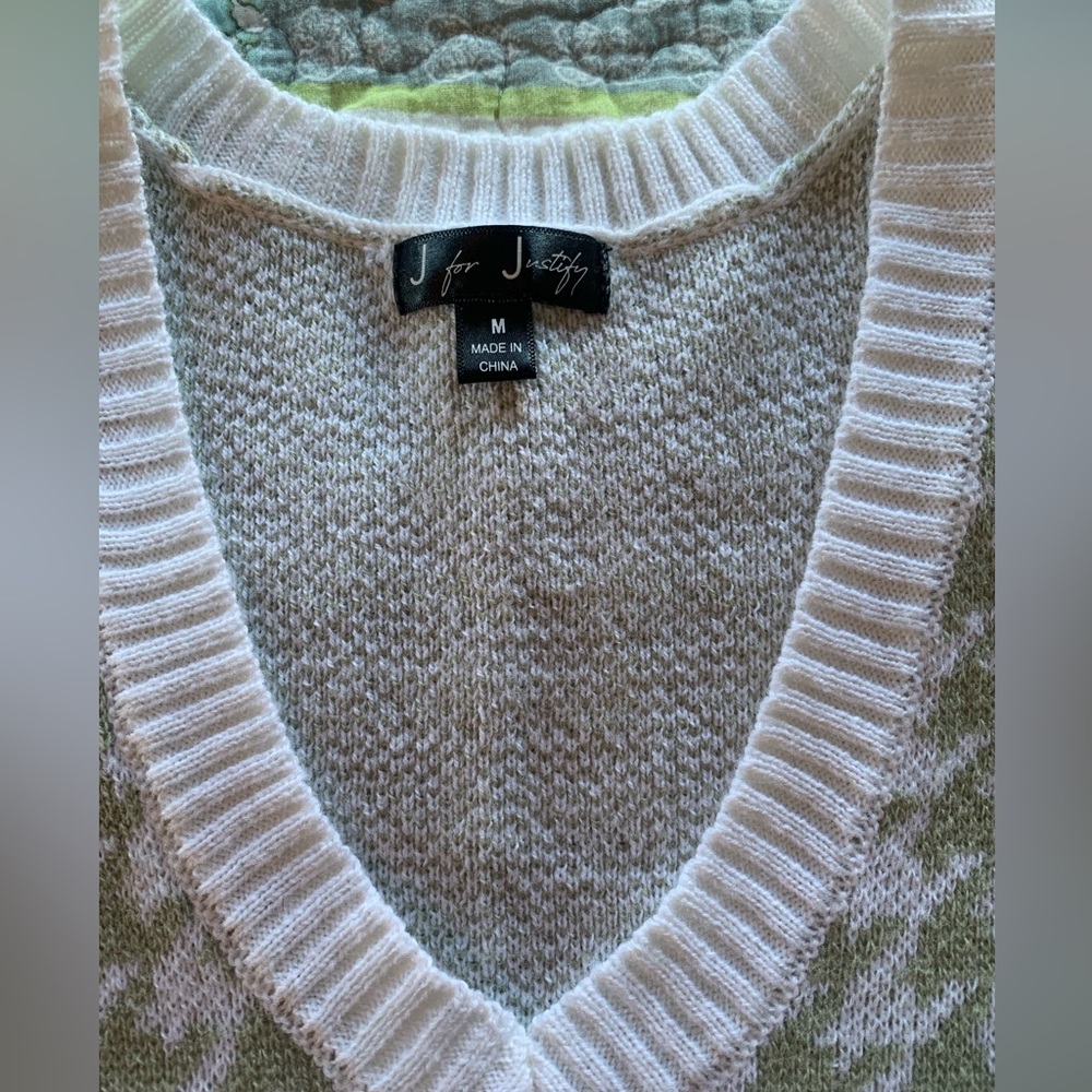 J for Justify Sage Green and White Patterned Sweater Vest, size Medium, VGUC - Picture 2 of 3